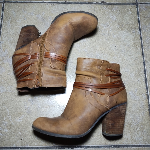 Madden Girl Faux Suede Western Style Bootie Size 7 - Picture 3 of 15